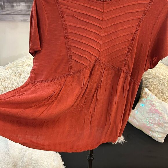 Plus size Rayon top with cute keyhole back - Picture 3 of 8